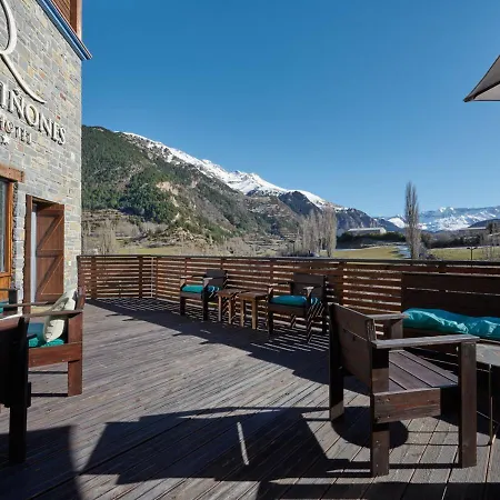 Tres Quinones アパートホテル