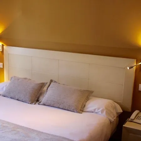 Aparthotel Tres Quinones 3*